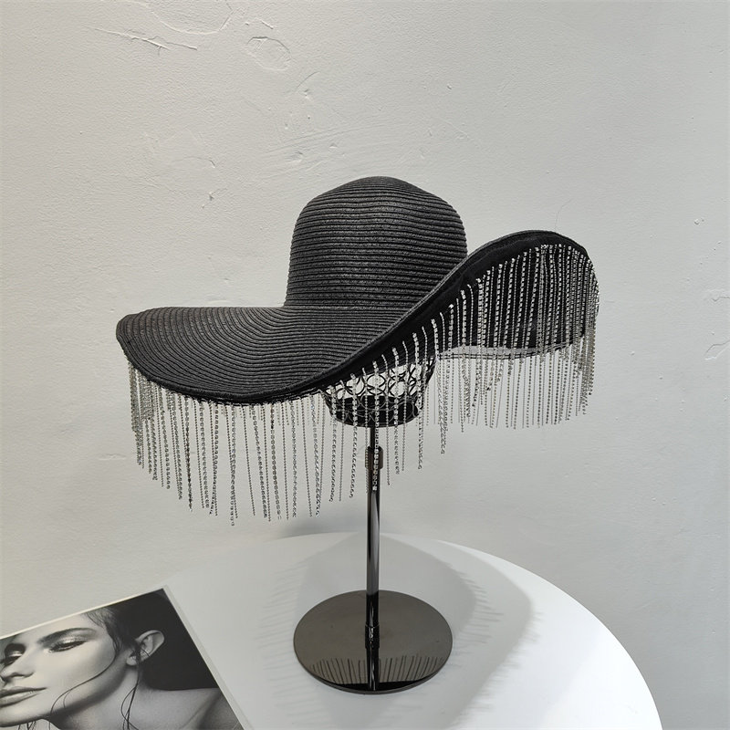 Women Fashion Photoshoot - Strass-kwastjes, oversized strohoed met brede rand,