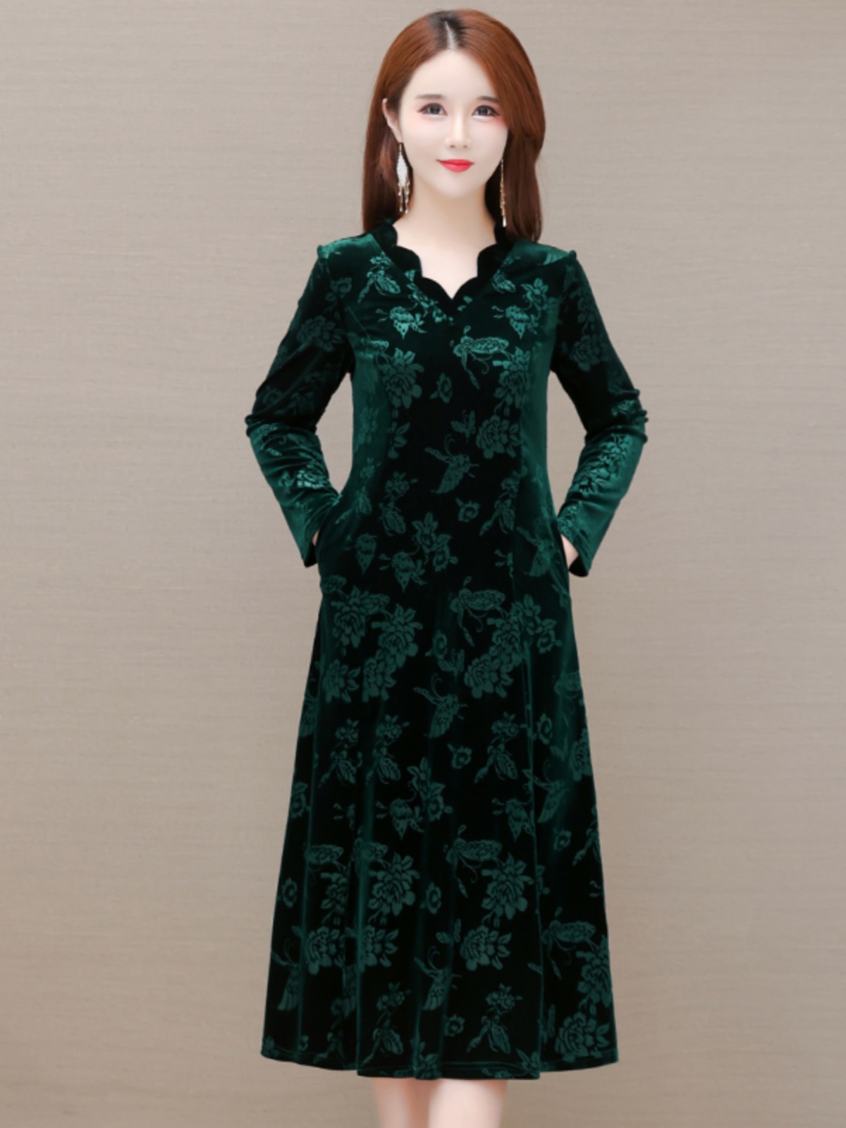 Elegante fluwelen jurk met V-h - Women Fashion Over The Years recensie en prijs