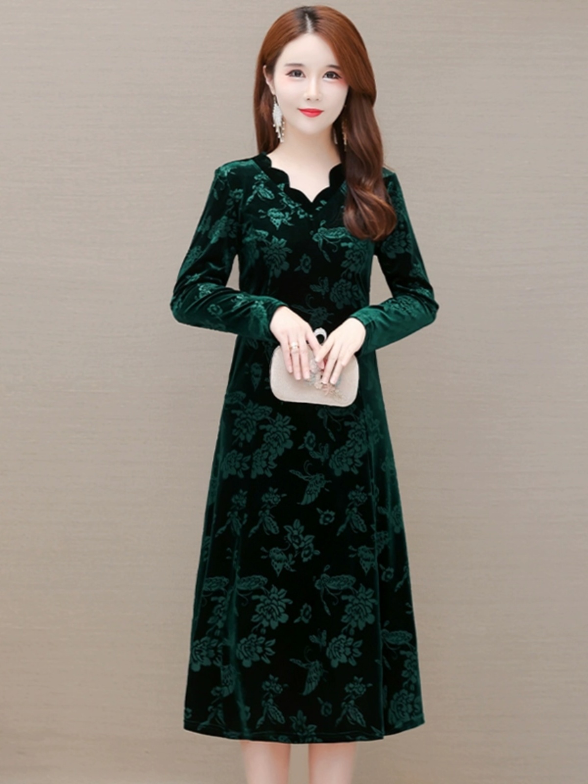 Elegante fluwelen jurk met V-h - Women Fashion Over The Years recensie en prijs